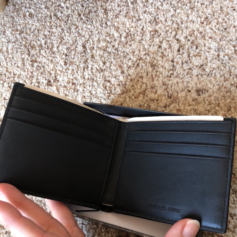 Michael Kors Andy Wallet - Picture 2 of 8